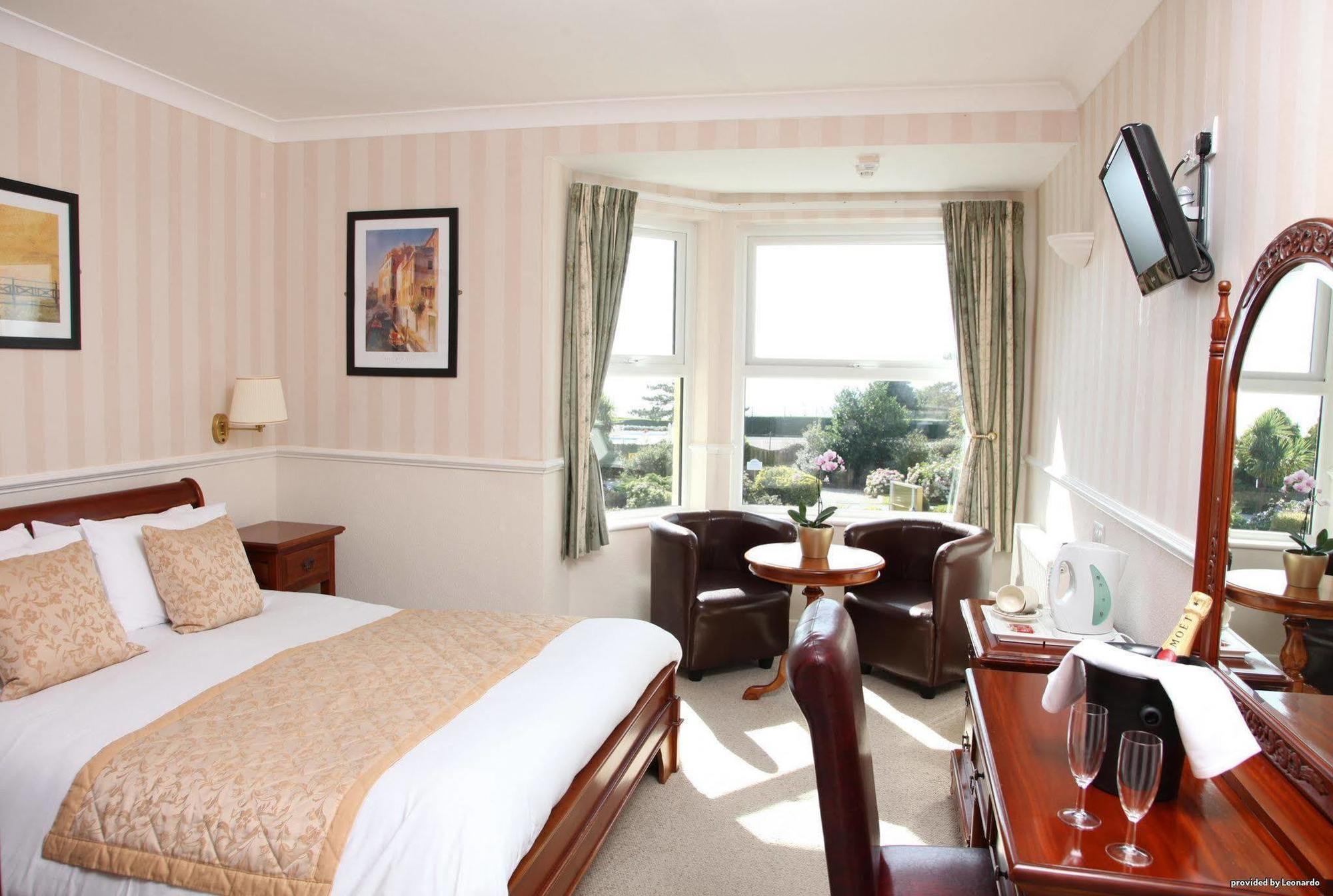 Cliff Head Hotel Carlyon-öböl Szoba fotó