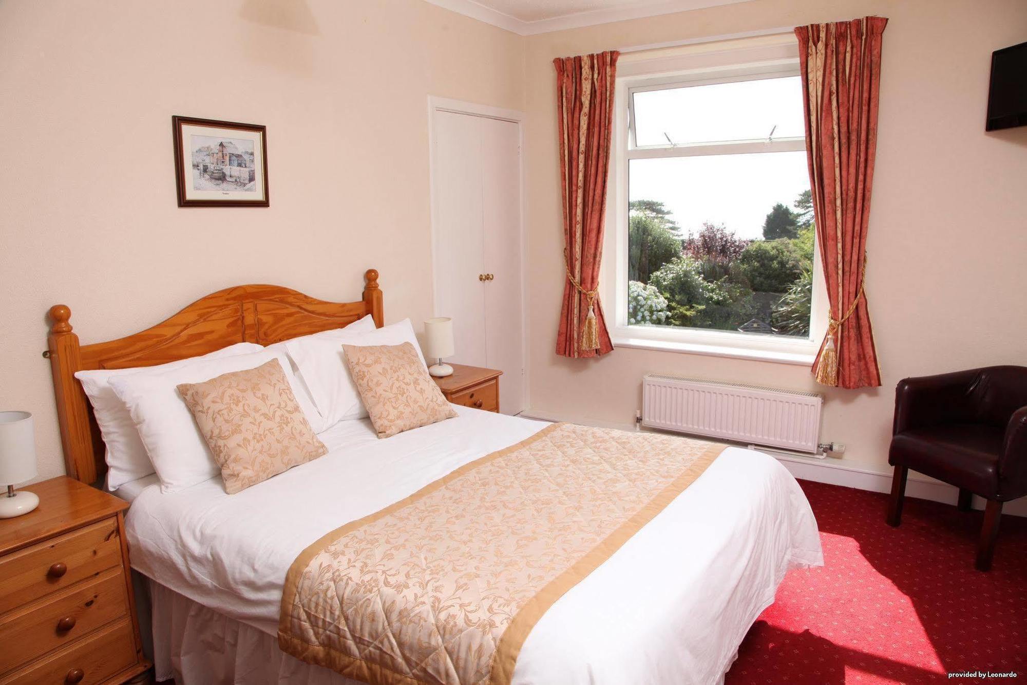 Cliff Head Hotel Carlyon-öböl Szoba fotó